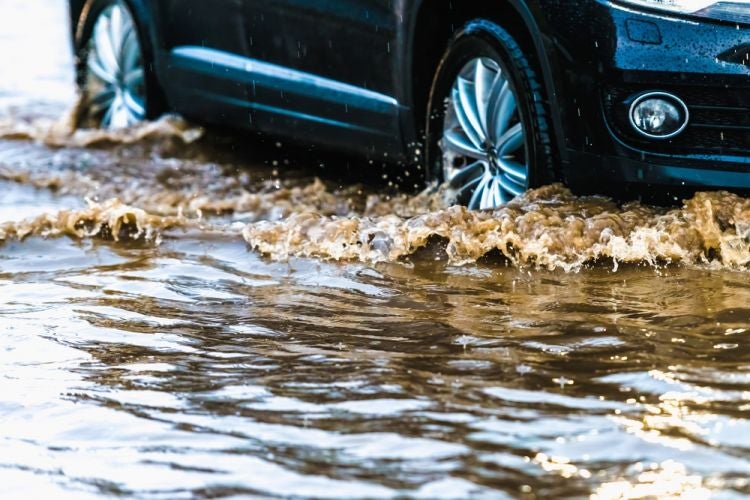 conducir en zonas inundadas