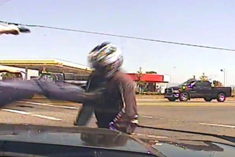 Motociclista agredido por policía